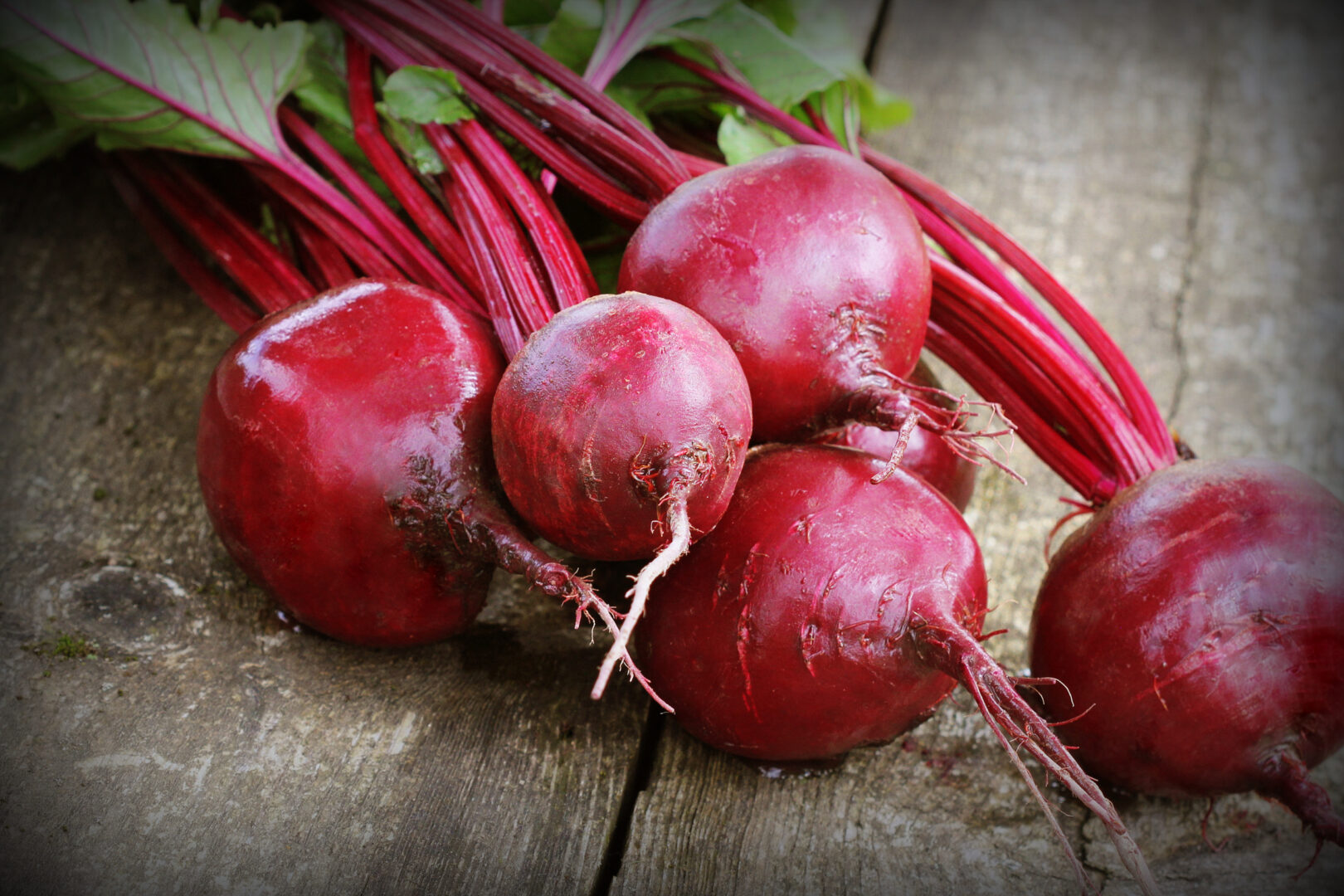 fresh-beetroot-on-rustic-wooden-background-harvest-vegetable-cooking-conception-diet-or-vegetarian-food-concept